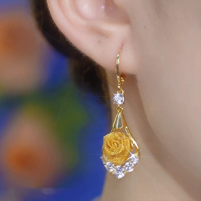 Elegant earrings with roses in mesh
