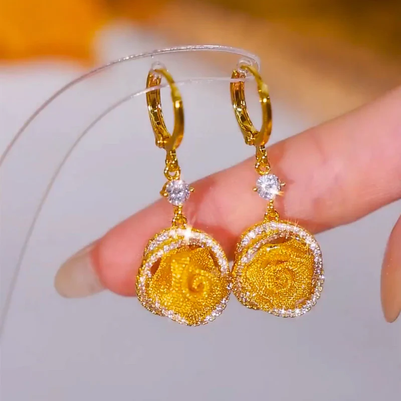Elegant earrings with roses in mesh