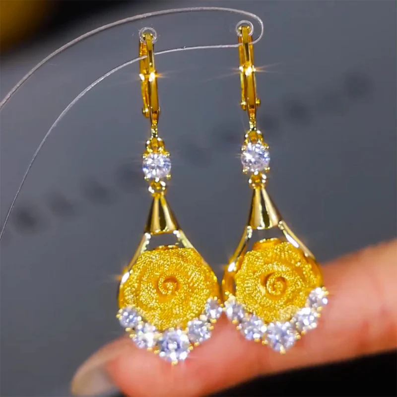 Elegant earrings with roses in mesh