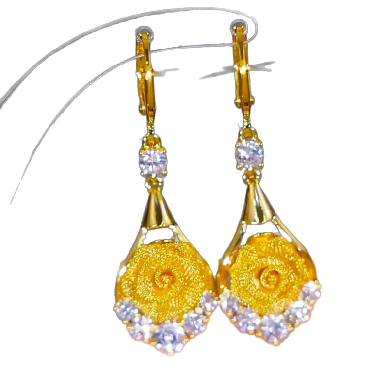 Elegant earrings with roses in mesh